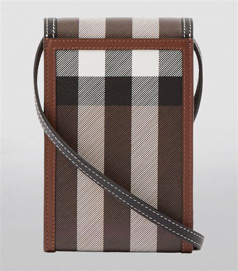 Burberry 最新推出這款「迷你袋 Phone Pouch」，回歸經典條紋 